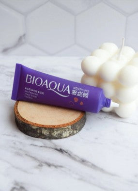 Crema Aclarante Bioaqua sobre mármol